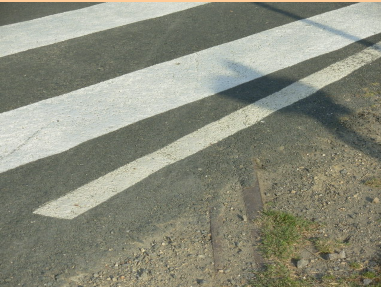 Petite surprise à un ancien passage à niveau, un morceau de rail oublié à la dépose !